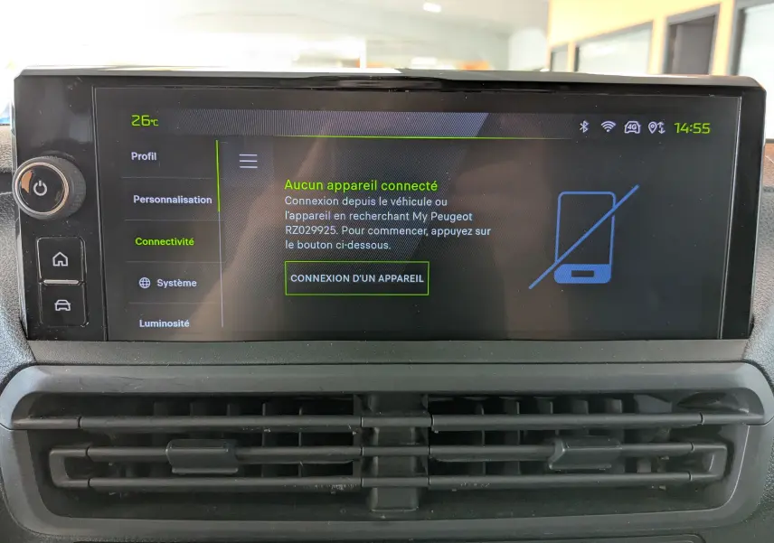 Écran tactile central du Peugeot Expert Fourgon blanc 2024 affichant le menu de connectivité sans appareil connecté.