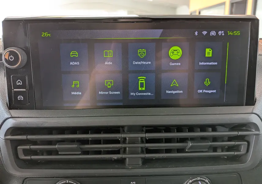 Écran tactile central du Peugeot Expert Fourgon M 180 EAT8 affichant les options de navigation et connectivité.
