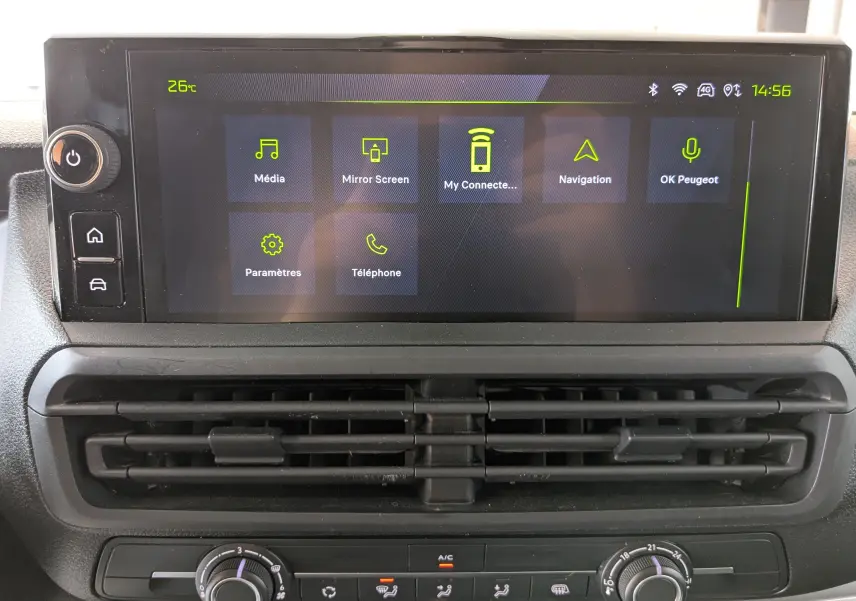 Écran tactile central avec interface multimédia du Peugeot Expert Fourgon blanc 2024, vue intérieure du tableau de bord.