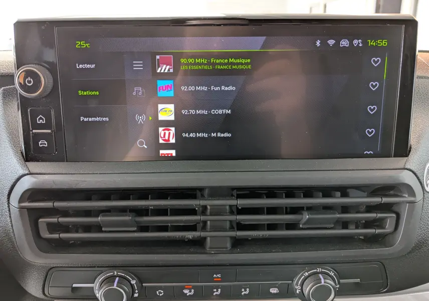 Vue rapprochée de l'écran tactile central et des commandes de climatisation du Peugeot Expert Fourgon blanc 2024.