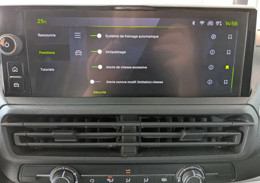 Écran tactile central du Peugeot Expert Fourgon 2024 affichant les réglages de sécurité et ventilation noire.