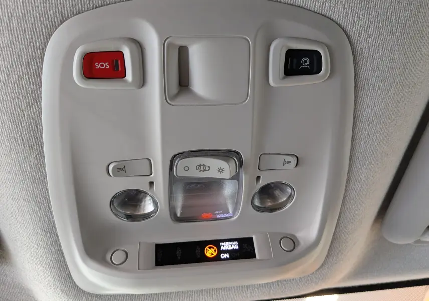 Vue en gros plan du panneau de commande intérieur blanc avec boutons SOS et éclairage dans un Peugeot Expert Fourgon blanc 2024.