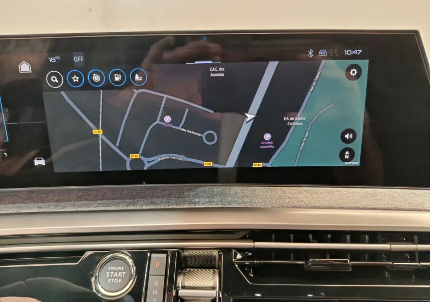 Écran tactile de navigation 21 pouces du tableau de bord du Peugeot 3008 gris clair 2025, vue intérieure frontale.