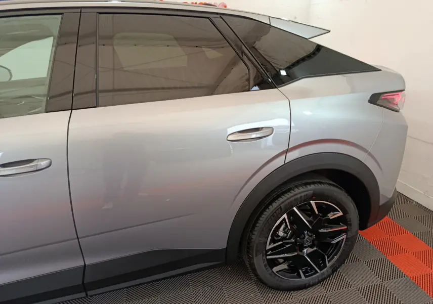 Vue latérale droite du Peugeot 3008 gris clair, soulignant la roue arrière noire et les vitres teintées.