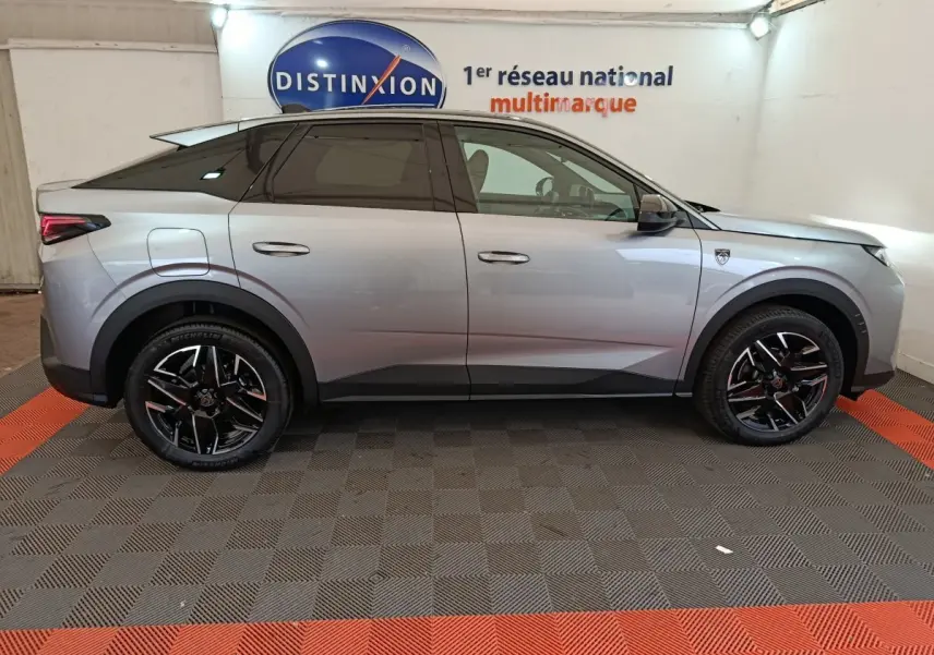 Profil droit d'un Peugeot 3008 gris clair 2025 avec toit noir et jantes noires au showroom Distinxion.
