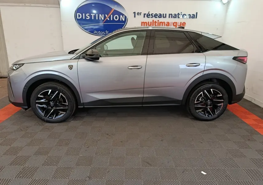 Profil côté gauche du Peugeot 3008 gris clair hybride 2025 avec jantes noires et détails noirs contrastants.