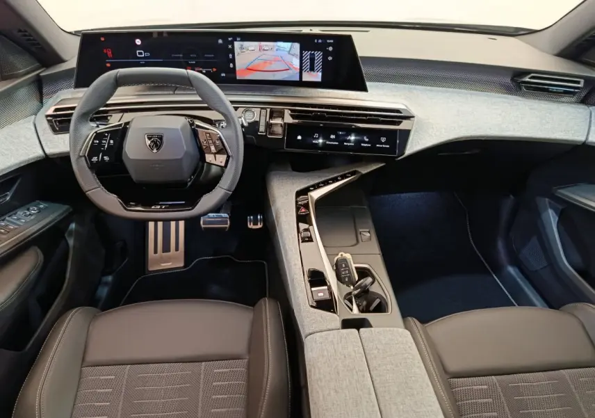 Intérieur du Peugeot 3008 1.2 Hybrid 145 GT, vue avant sur le tableau de bord gris clair avec écran tactile large.