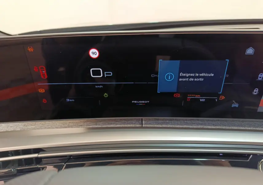 Tableau de bord numérique du Peugeot 3008 2025 avec affichage multifonctions et message d'alerte visible.