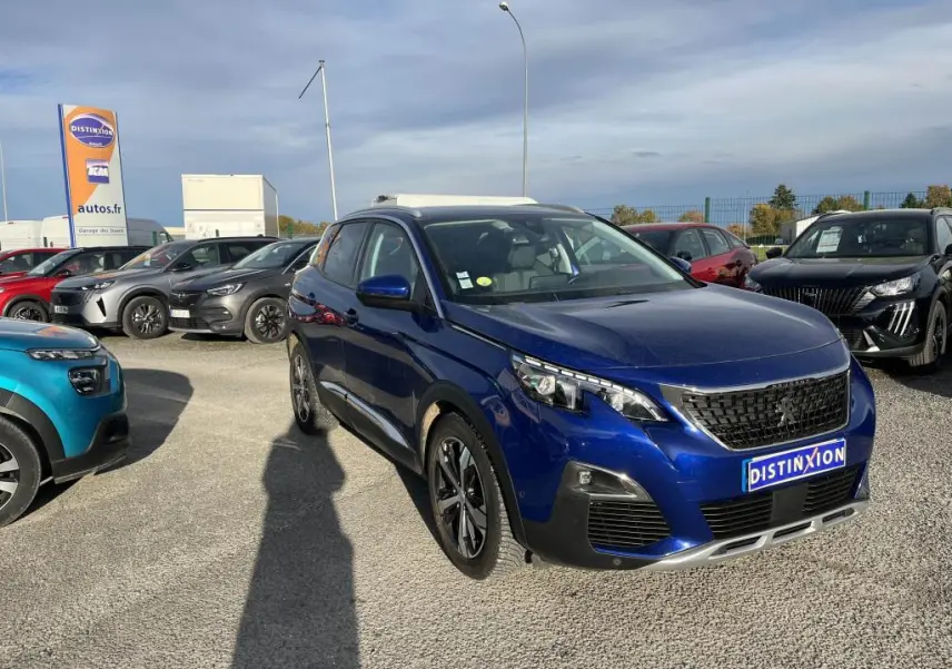 Peugeot 3008 bleu magnétique vue en 3/4 avant droit sur un parking avec calandre noire et jantes alliage.
