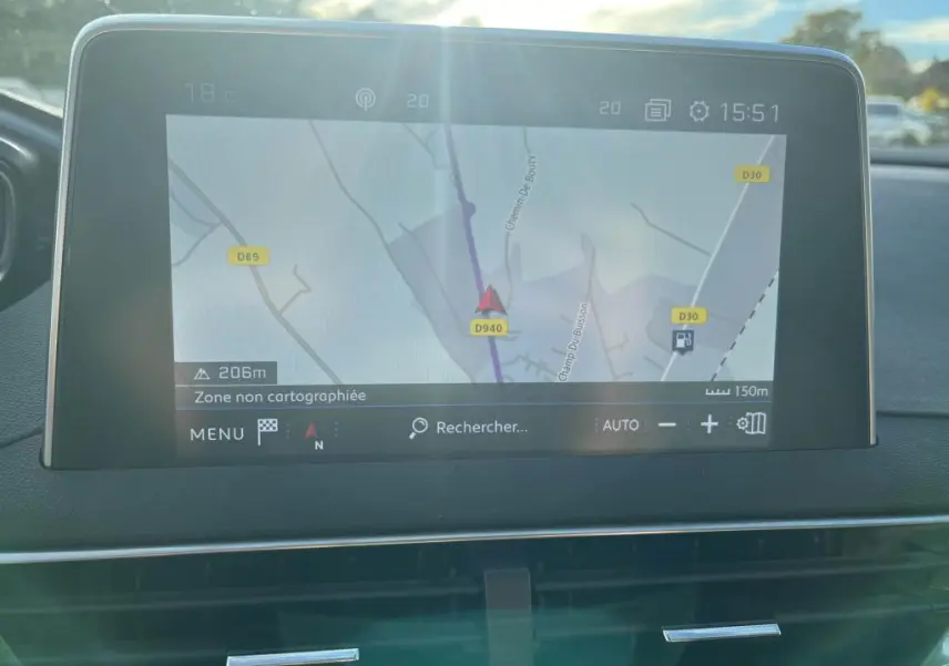 Écran tactile du système de navigation Peugeot i-Cockpit affichant une carte avec itinéraire en cours.
