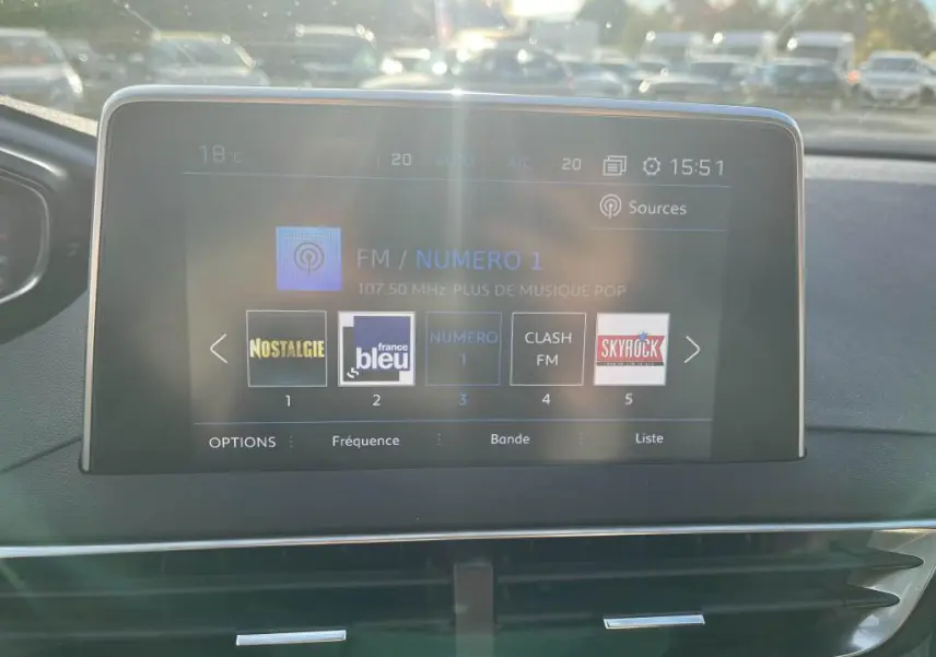 Écran tactile central du Peugeot 3008 2020 affichant les stations radio avec tableau de bord noir et aérateurs chromés.