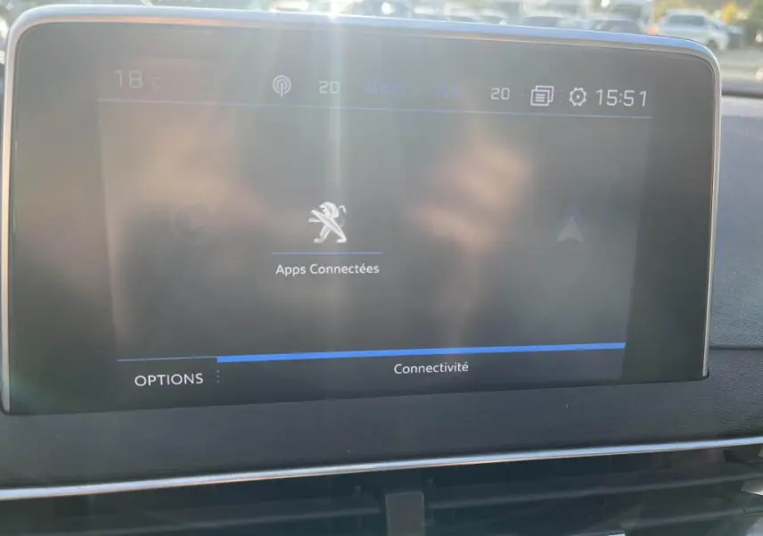 Écran tactile central du Peugeot 3008 Crossway 2020 affichant les apps connectées et la connectivité.