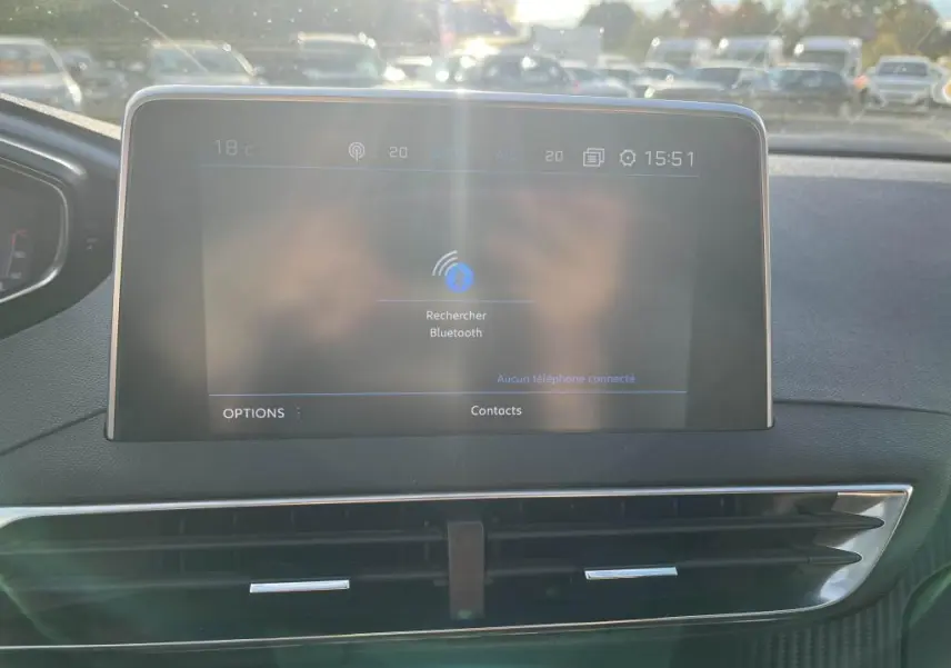 Écran tactile central du Peugeot 3008 Crossway 2020 affichant la recherche Bluetooth dans l'habitacle.