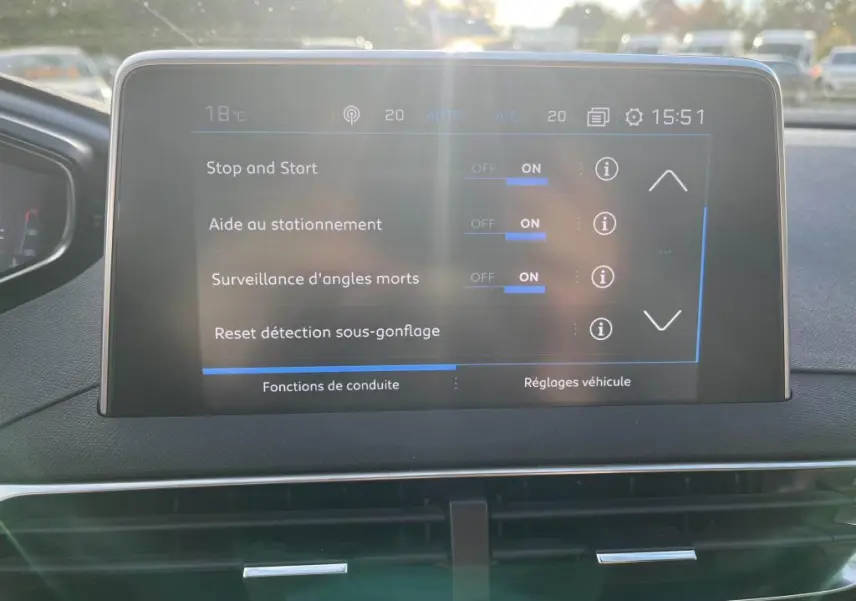 Écran tactile intérieur du Peugeot 3008 Crossway 2020 affichant les réglages d’aides à la conduite.