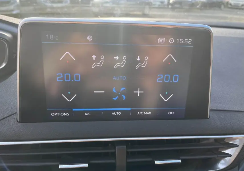 Écran tactile central du Peugeot 3008 Crossway 2020 affichant la climatisation bi-zone à 20°C.