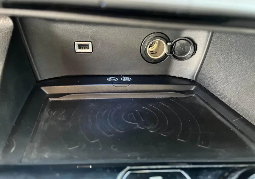 Gros plan sur la prise USB et l’allume-cigare dans l’espace de chargement sans fil du Peugeot 3008 Crossway 2020.