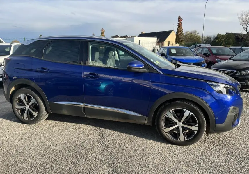 Peugeot 3008 Crossway bleu magnétique vue de profil côté gauche, avec vitres surteintées et jantes alliage.