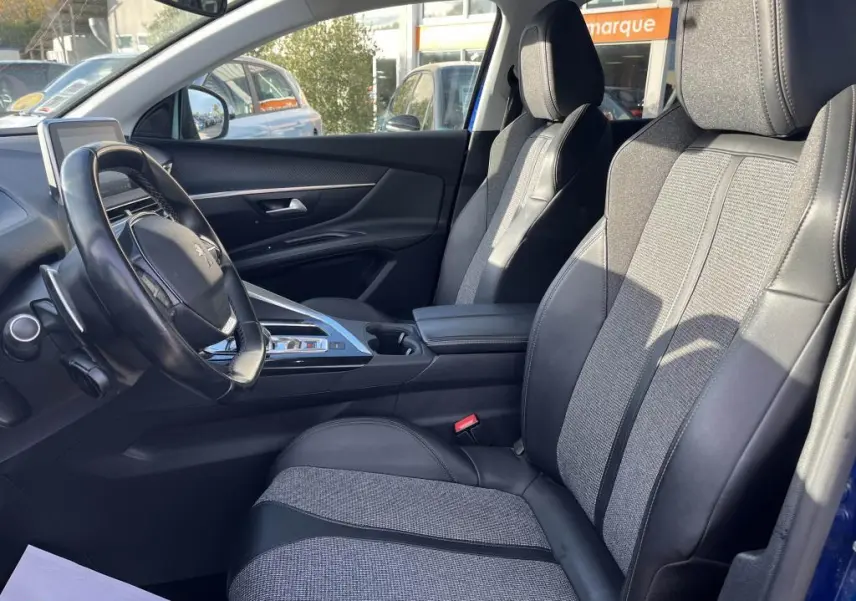 Vue intérieure côté conducteur du Peugeot 3008 Crossway 2020 avec sièges TEP et Alcantara gris et noir.