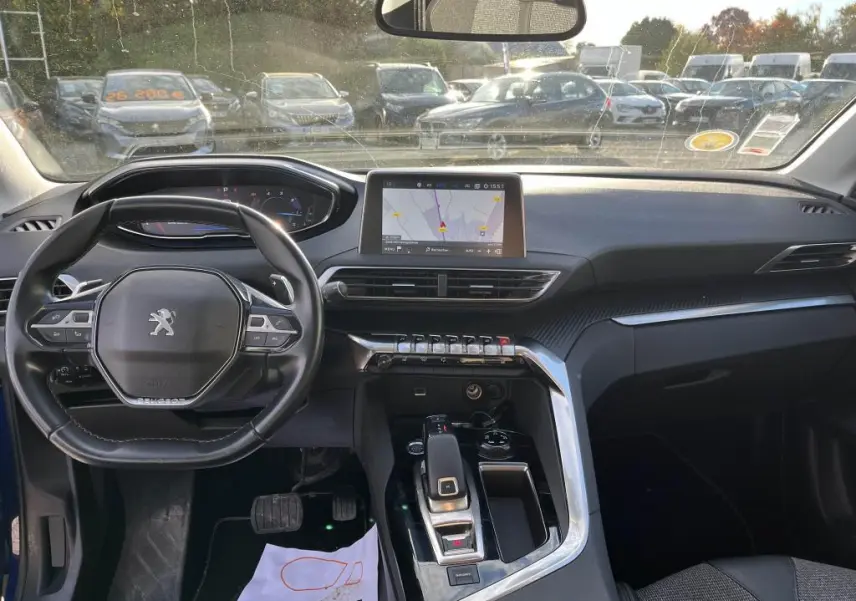 Vue intérieure du tableau de bord et volant compact du Peugeot 3008 bleu magnétique avec écran tactile et console centrale moderne.