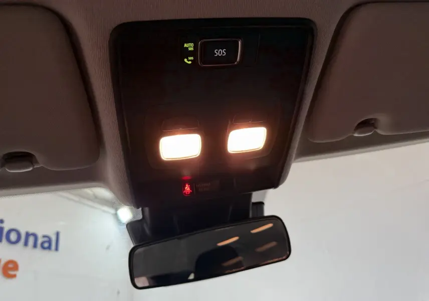 Plafonnier avec éclairage intérieur allumé et bouton SOS visible dans l’habitacle d’une Renault Clio blanche.