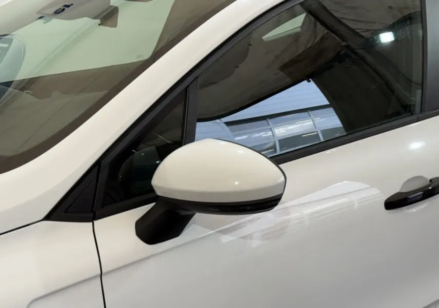 Rétroviseur côté conducteur blanc de la Renault Clio Business 2021, vue rapprochée sur la portière avant gauche.