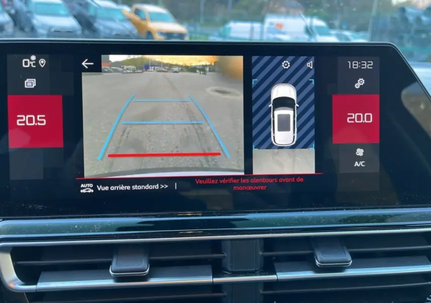 Écran multimédia du Citroën C5 Aircross Hybrid blanc, affichant la caméra de recul et l’aide au stationnement.