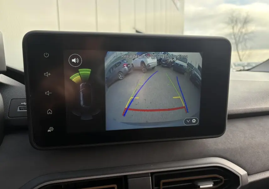 Écran tactile intérieur du Dacia Jogger 2024 montrant la caméra de recul avec guidage coloré et capteurs de proximité.