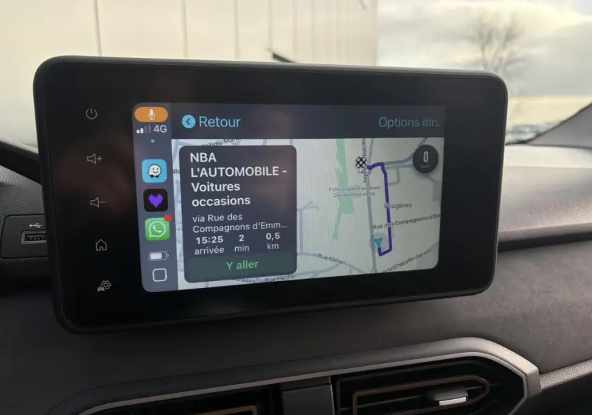 Écran tactile 8 pouces du système multimédia du Dacia Jogger 2024 affichant la navigation GPS en mode jour.