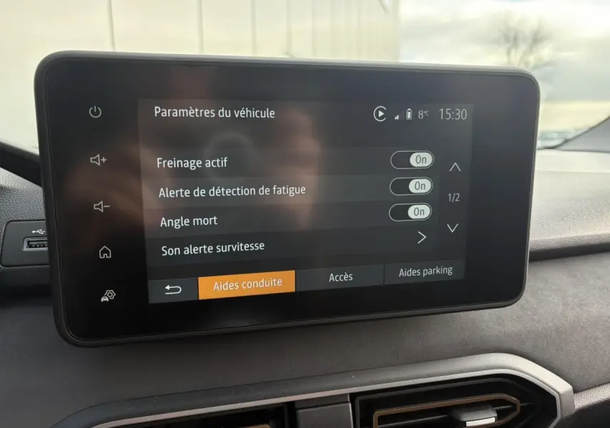 Écran tactile central du tableau de bord du Dacia Jogger 2024 affichant les aides à la conduite activées.
