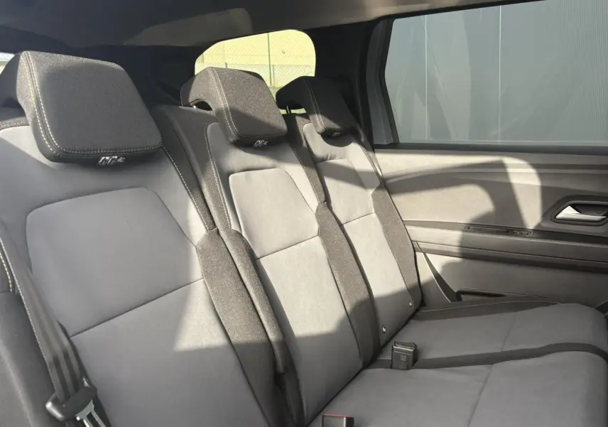 Banquette arrière en tissu gris clair et foncé du Dacia Jogger ECO-G 100 vue côté droit avec appuie-têtes intégrés.