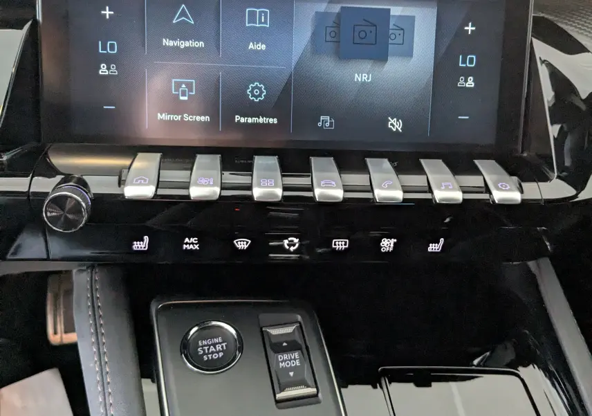 Vue rapprochée de la console centrale et écran tactile du Peugeot 508 SW gris Selenium, avec commandes modernes et démarrage sans clé.