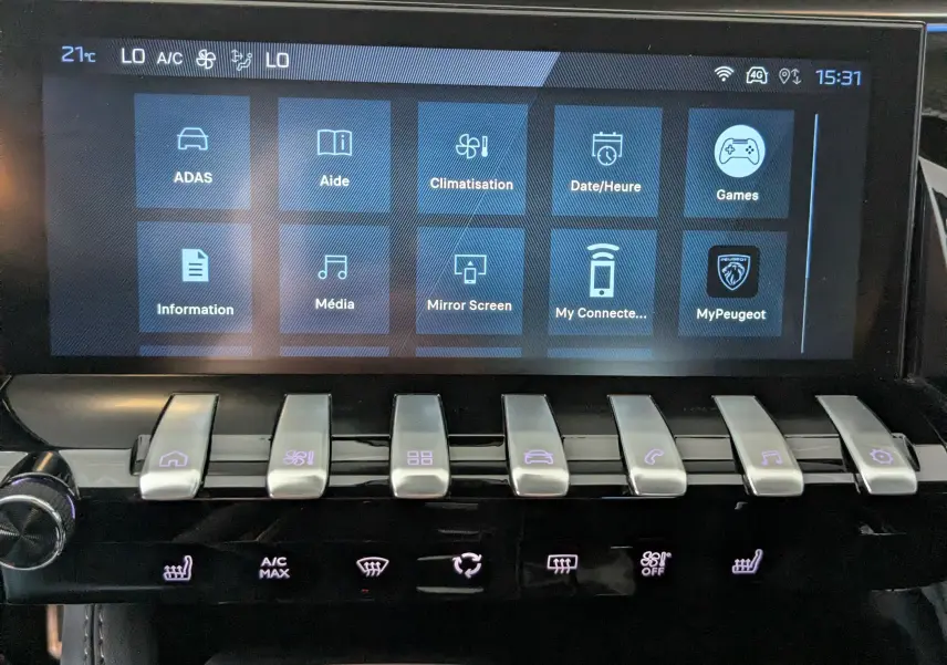 Vue rapprochée de l'écran tactile et des commandes centrales du Peugeot 508 SW gris Selenium, affichant les options multimédia et climatisation.