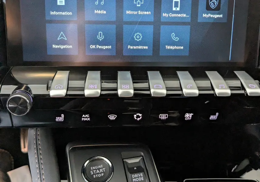 Vue rapprochée de la console centrale de la Peugeot 508 SW gris selenium, avec écran tactile et boutons de commande modernes.