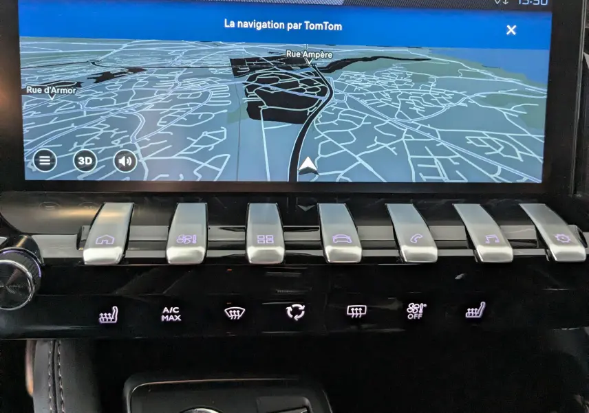 Vue rapprochée de la console centrale de la Peugeot 508 SW gris selenium, avec écran tactile de navigation et commandes tactiles.