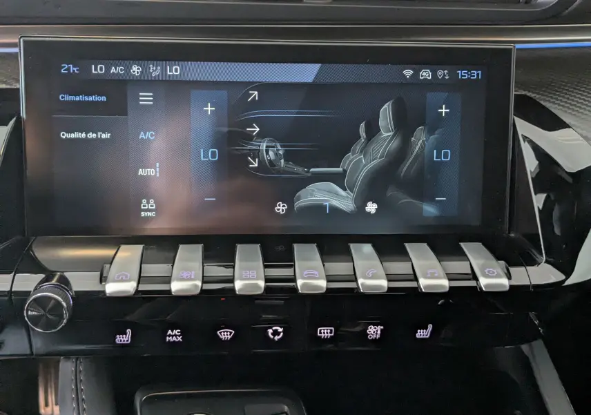 Tableau de bord du Peugeot 508 SW 2024 avec écran tactile climatisation et commandes centrales en finition noire élégante.