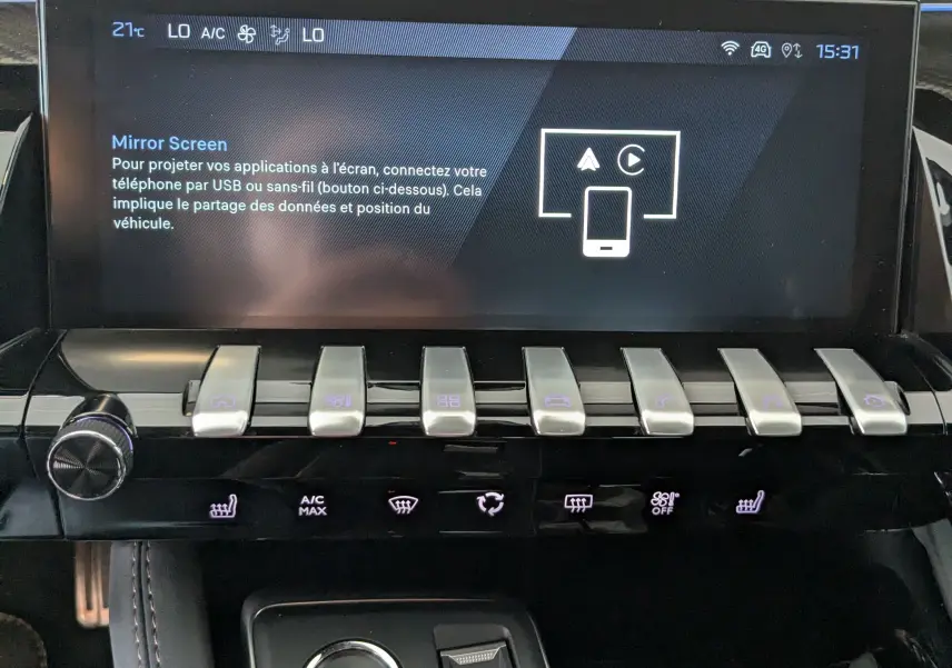 Vue rapprochée de la console centrale de la Peugeot 508 SW gris selenium, avec écran tactile et commandes tactiles éclairées.