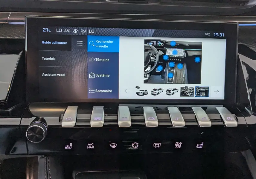 Vue rapprochée de la console centrale du Peugeot 508 SW 2024 avec écran tactile et commandes tactiles argentées.