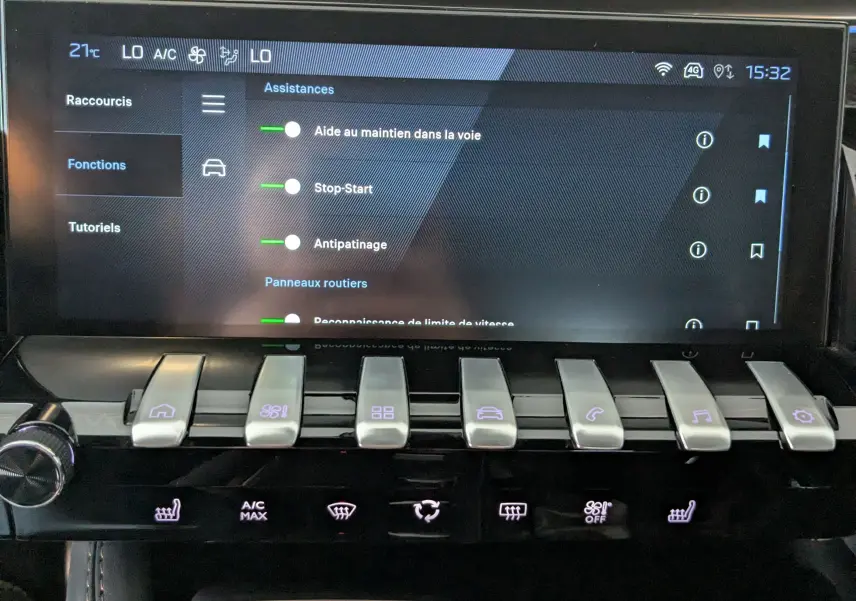 Vue rapprochée de la console centrale de la Peugeot 508 SW 2024, écran tactile avec commandes et bouton start/stop.
