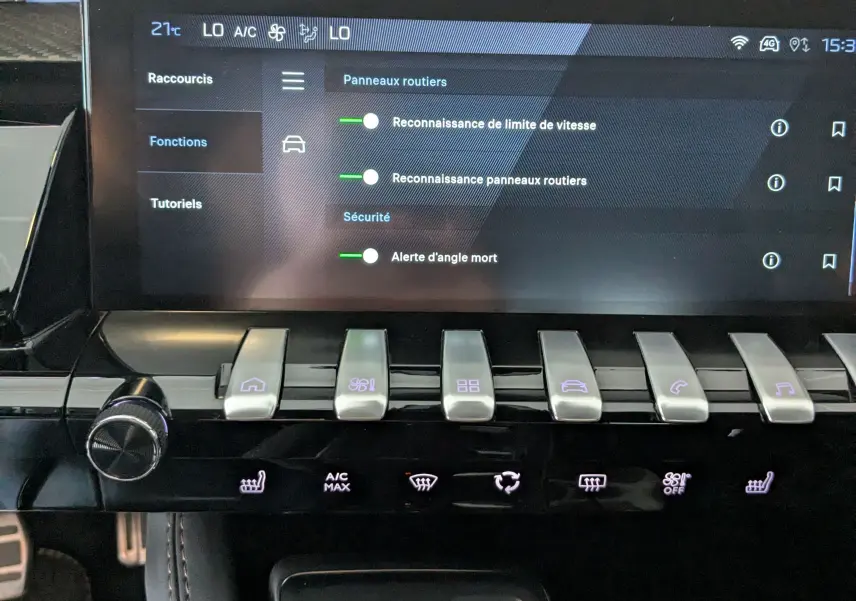 Tableau de bord du Peugeot 508 SW gris, affichant l'écran tactile des aides à la conduite et les commandes centrales.