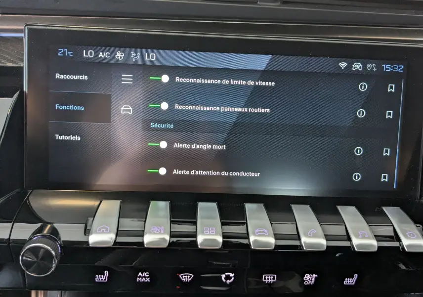 Écran tactile central et commandes piano de la Peugeot 508 SW gris selenium, affichant les aides à la conduite.