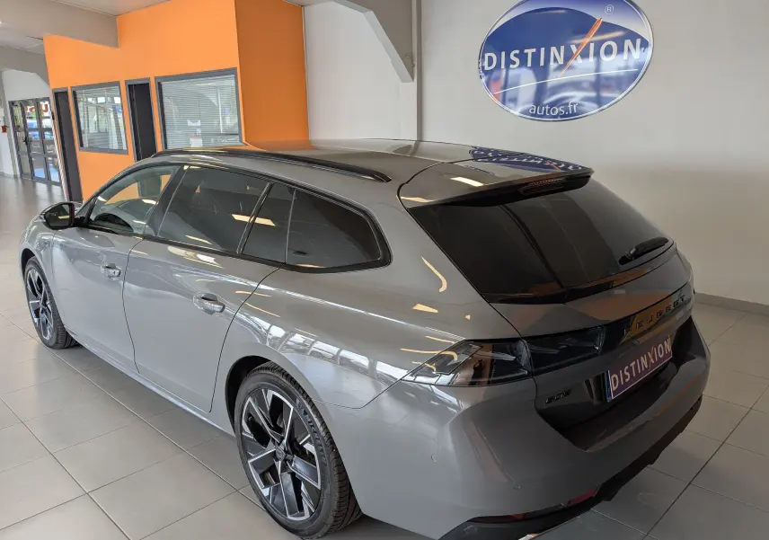Peugeot 508 SW gris selenium vue 3/4 arrière droit en intérieur avec vitres surteintées et jantes alu 18 pouces.