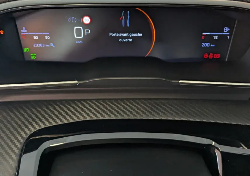 Tableau de bord numérique de Peugeot 508 SW 2024 affichant porte avant gauche ouverte et compteur kilométrique à 23 363 km
