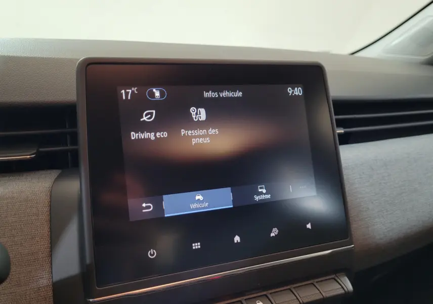 Écran tactile central affichant les infos véhicule dans l'habitacle moderne de la Renault Clio bleu 2025
