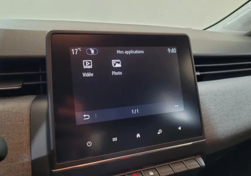 Écran tactile central affichant les applications vidéo et photo dans l'habitacle moderne d'une Renault Clio 2025.