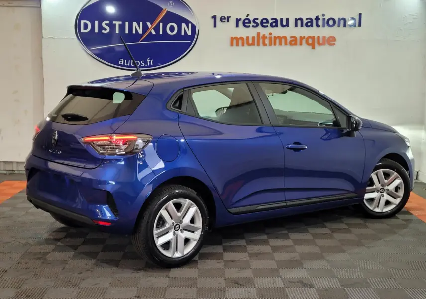 Renault Clio bleu en vue profil côté droit, mettant en valeur ses feux arrière LED et ses jantes alliage.