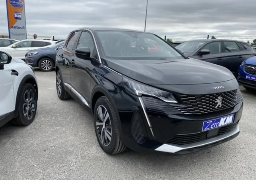 Peugeot 3008 noir perla nera en 3/4 avant droit sur parking, avec calandre distinctive et feux LED verticaux.