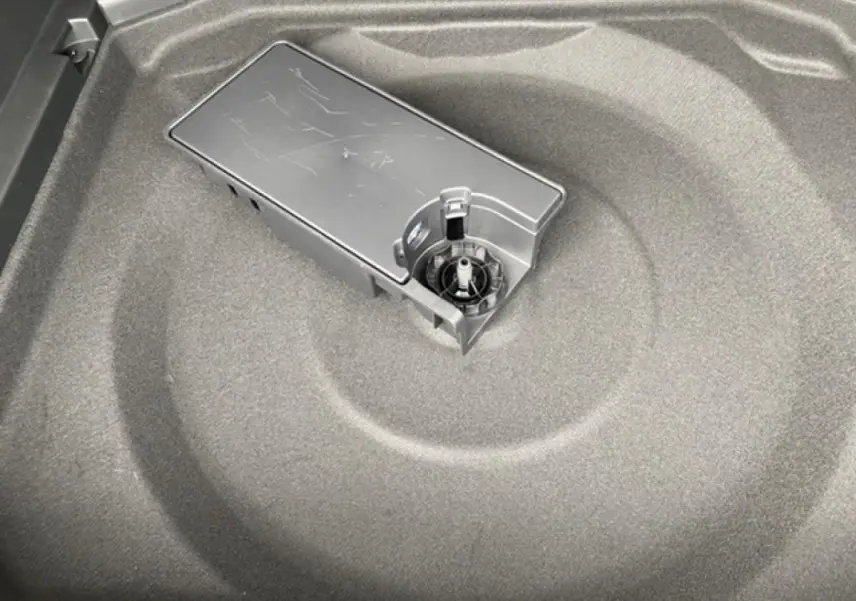 Coffre du Peugeot 3008 2021 noir Perla Nera, vue plongeante sur rangement sous plancher avec compartiment plastique.