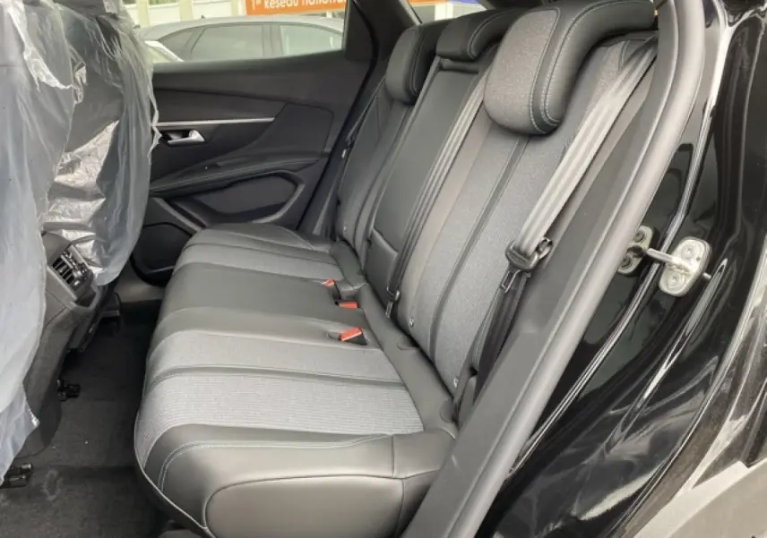 Vue intérieure côté droit des sièges arrière en tissu et cuir gris du Peugeot 3008 noir Perla Nera 2021 finition Allure.