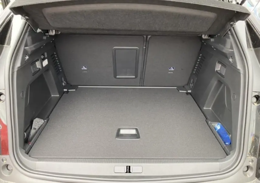 Coffre ouvert du Peugeot 3008 noir Perla Nera 2021, montrant un espace de chargement propre et bien agencé.