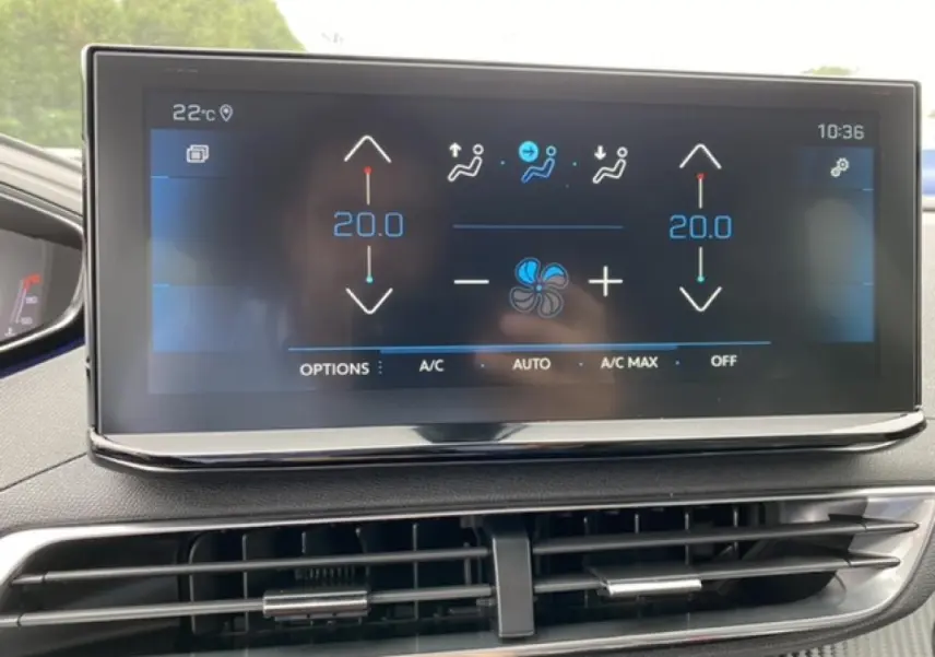 Écran tactile central du tableau de bord du Peugeot 3008 noir Perla Nera, affichant la climatisation à 20°C.